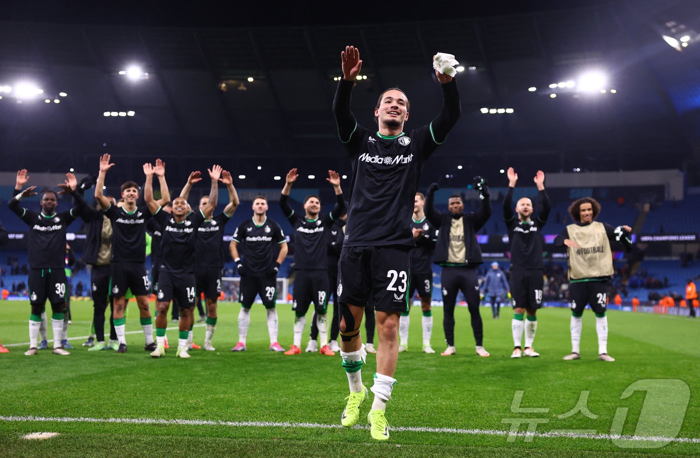 본문 이미지 - 페예노르트는 27일(한국시간) 열린 2024-25 UEFA 챔피언스리그 맨체스터 시티와 원정 경기에서 3-3 무승부를 거뒀다. ⓒ 로이터=뉴스1