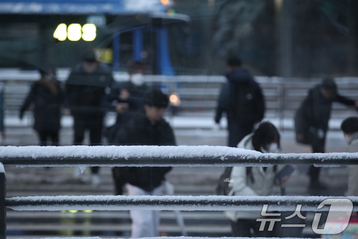 (서울=뉴스1) 오대일 기자 = 수도권과 강원지역을 중심으로 대설 특보가 발효된 27일 오전 서울 중구 서울역에서 시민들이 출근길 발걸음을 재촉하고 있다. 2024.11.27/뉴스 …