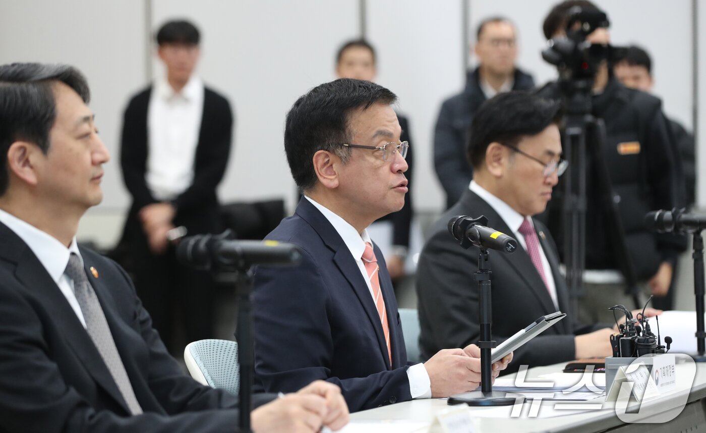 본문 이미지 - 최상목 부총리 겸 기획재정부 장관이 27일 오전 경기 성남시 분당구 한국반도체산업협회에서 열린 산업경쟁력강화 관계장관회의에서 모두발언을 하고 있다. 2024.11.27/뉴스1 ⓒ News1 김영운 기자