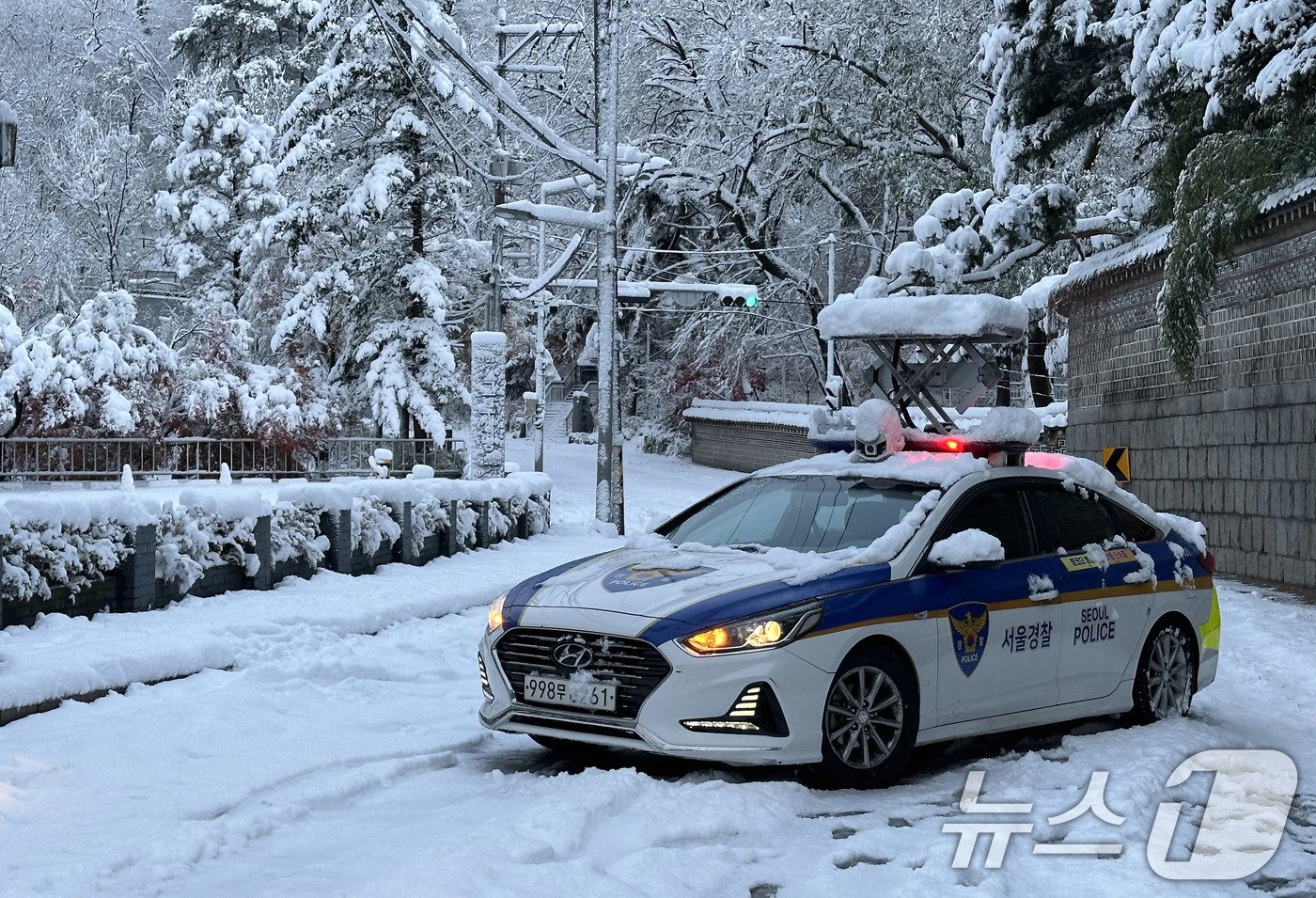 서울 전역에 대설주의보가 발효된 27일 서울 종로구에서 경찰이 삼청터널 입구를 통제하고 있다. 2024.11.27/뉴스1 ⓒ News1 박지혜 기자