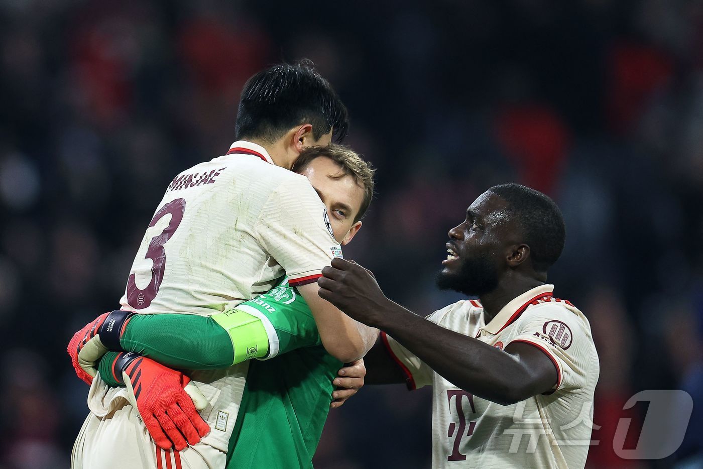 본문 이미지 - 바이에른 뮌헨 골키퍼 마누엘 노이어(가운데)가 27일(한국시간) 열린 2024-25 UEFA 챔피언스리그(UCL) 리그 페이즈 파리 생제르맹과 5차전에서 1-0으로 승리한 뒤 결승 골을 터뜨린 김민재(왼쪽)를 들어 올리며 기뻐하고 있다. ⓒ AFP=뉴스1