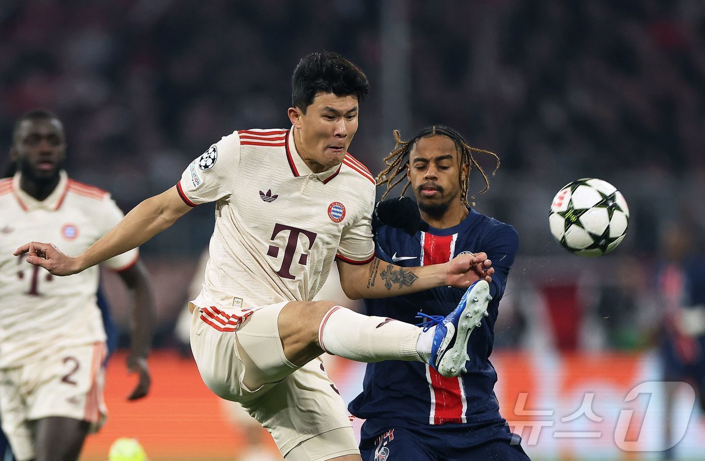 본문 이미지 - 바이에른 뮌헨 수비수 김민재가 27일(한국시간) 열린 2024-25 UEFA 챔피언스리그(UCL) 리그 페이즈 파리 생제르맹과 5차전에서 전반 38분 선제골을 터뜨려 팀의 1-0 승리를 이끌었다. ⓒ AFP=뉴스1
