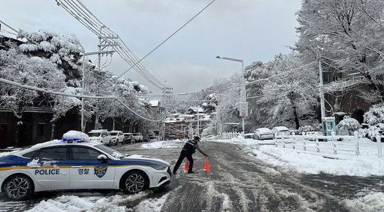 폭설로 곳곳통제…인왕산로·북악산로·삼청동길·와룡공원길