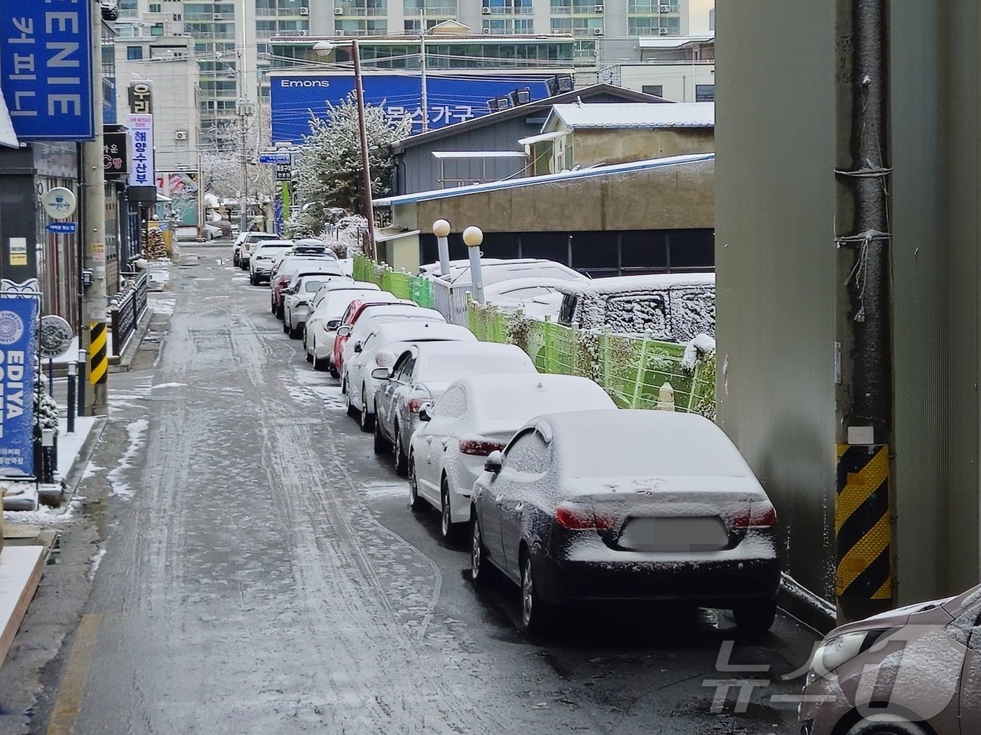 본문 이미지 -  27일 오전 강원 춘천 퇴계동 일대 골목에 주차된 차들에 아직 치워지지 않은 눈이 쌓여 있었다.2024.11.27 한귀섭 기자