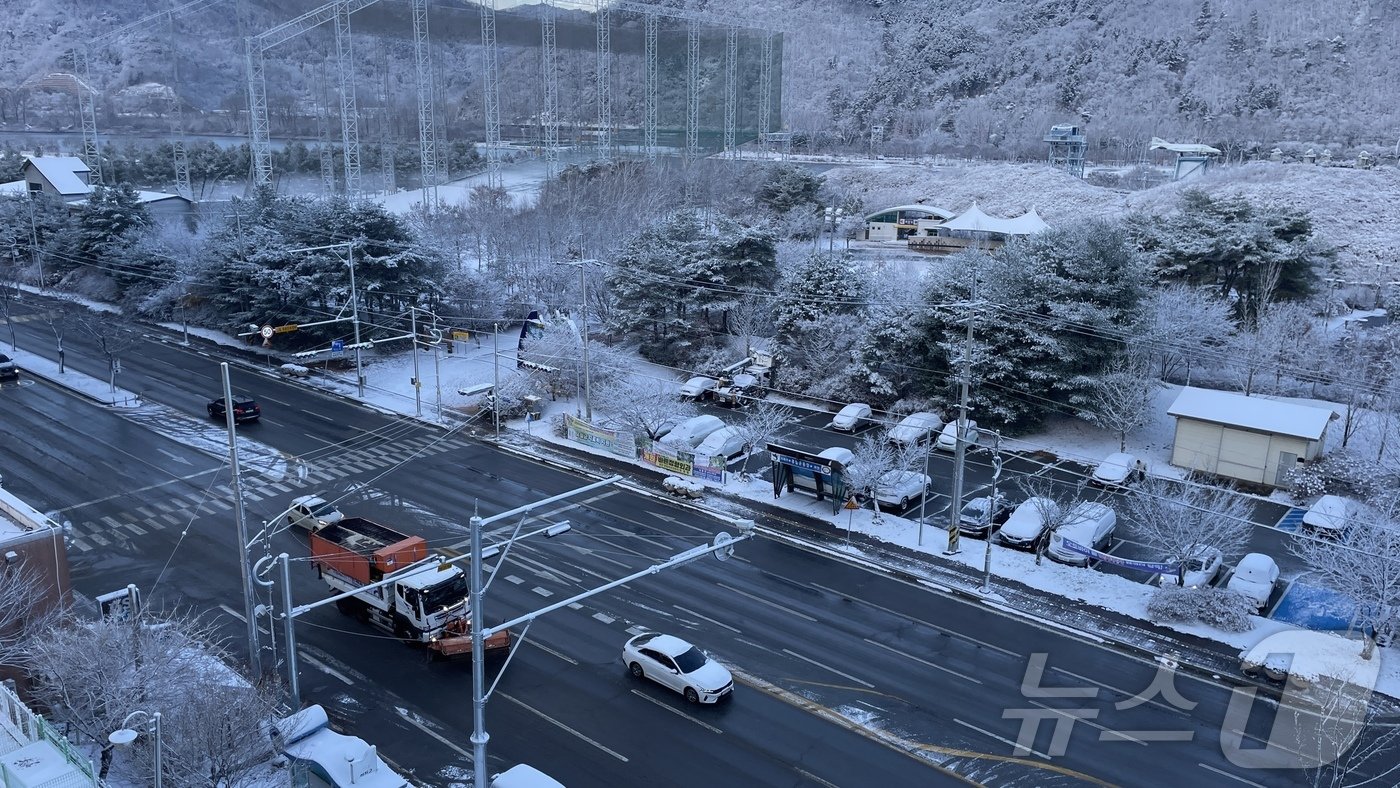 27일 오전 강원 화천 하남면 위라리 화천공설운동장 인근에 눈이 쌓여 있다.&#40;독자 제공&#41;