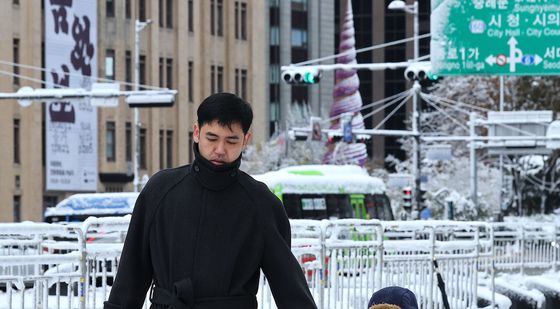 눈 쌓인 길 걷는 아빠와 아들