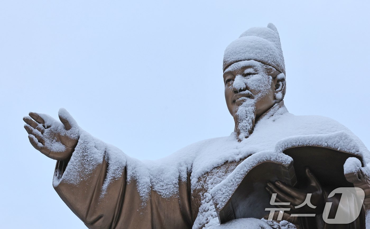 많은 눈이 내린 27일 오전 서울 종로구 광화문광장 세종대왕 동상에 눈이 쌓여 있다. 2024.11.27/뉴스1 ⓒ News1 장수영 기자