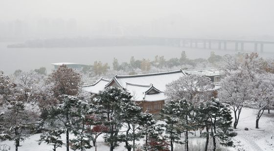 흐리고 눈 내리는 서울