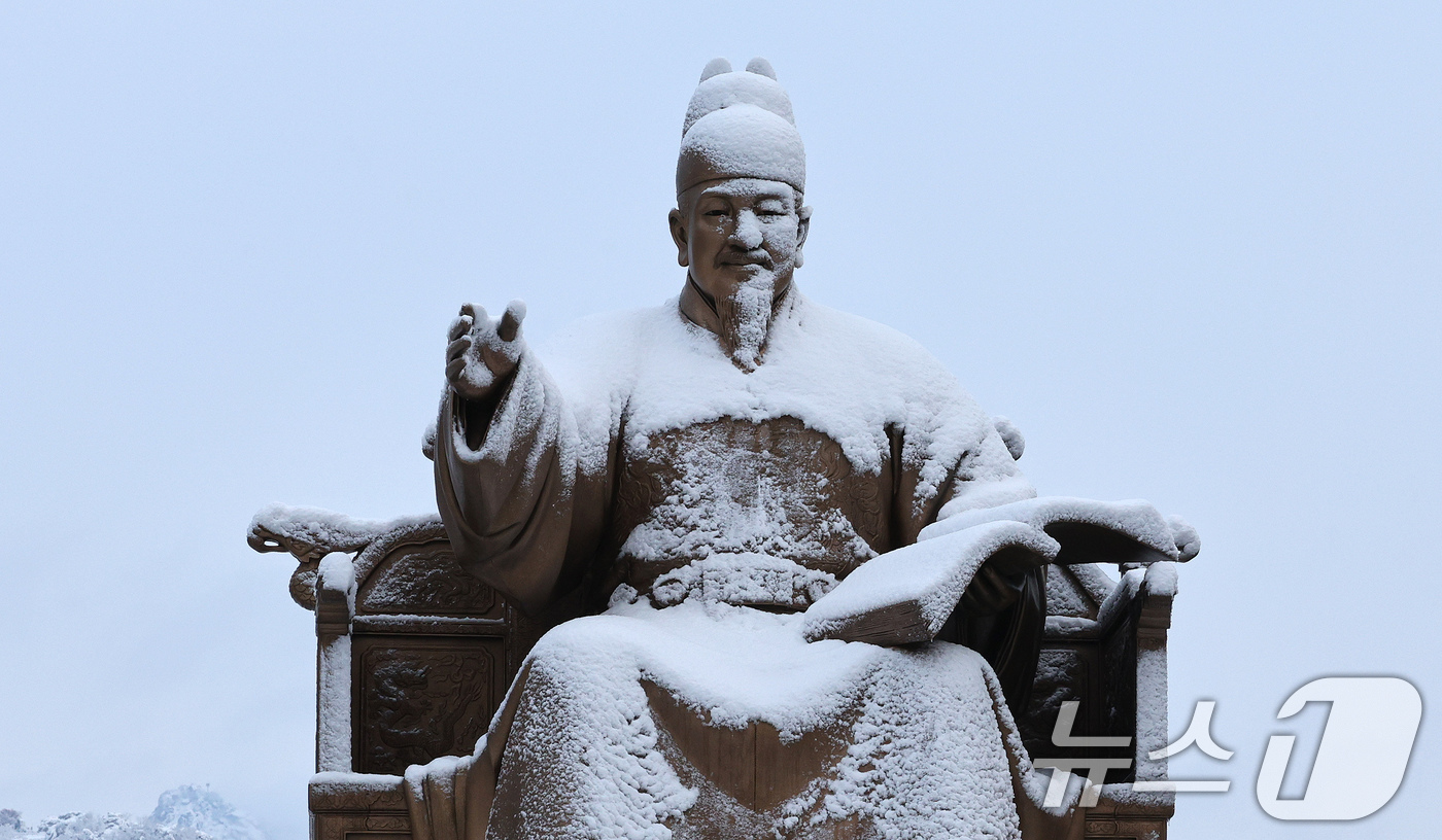 (서울=뉴스1) 장수영 기자 = 많은 눈이 내린 27일 오전 서울 종로구 광화문광장 세종대왕 동상에 눈이 쌓여 있다. 2024.11.27/뉴스1