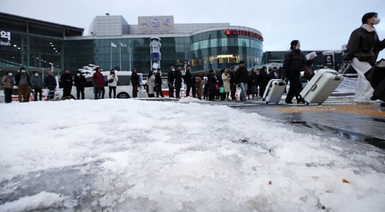 '첫눈'부터 폭설...출근길 초비상