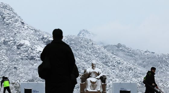 북악산 설경 속 출근길