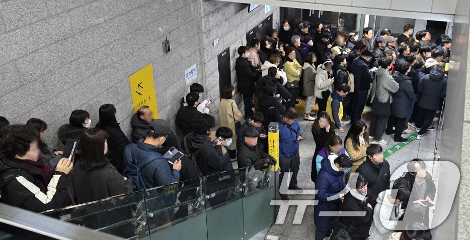 밤 사이 폭설이 내린 가운데 27일 오전 서울 성북구 정릉역 승강장이 출근하는 시민들로 붐비고 있다. 이날 서울시는 지하철 1∼8호선 오전 러시아워 운행시간을 기존 9시에서 9시30분까지 30분 연장한다고 밝혔다. &#40;독자제공&#41; 2024.11.27/뉴스1 ⓒ News1 박지혜 기자