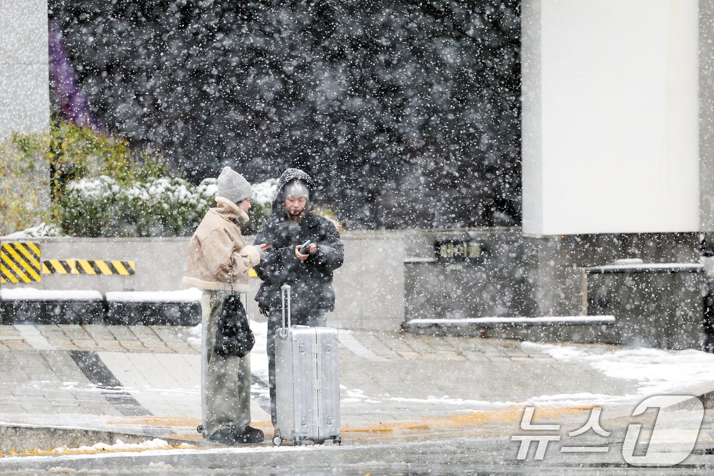 많은 눈이 내린 27일 오전 서울 강남구 도산대로에서 외국인 관광객이 택시를 기다리고 있다. 2024.11.27/뉴스1 ⓒ News1 황기선 기자