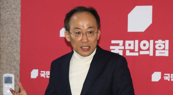 현안 관련 브리핑하는 추경호