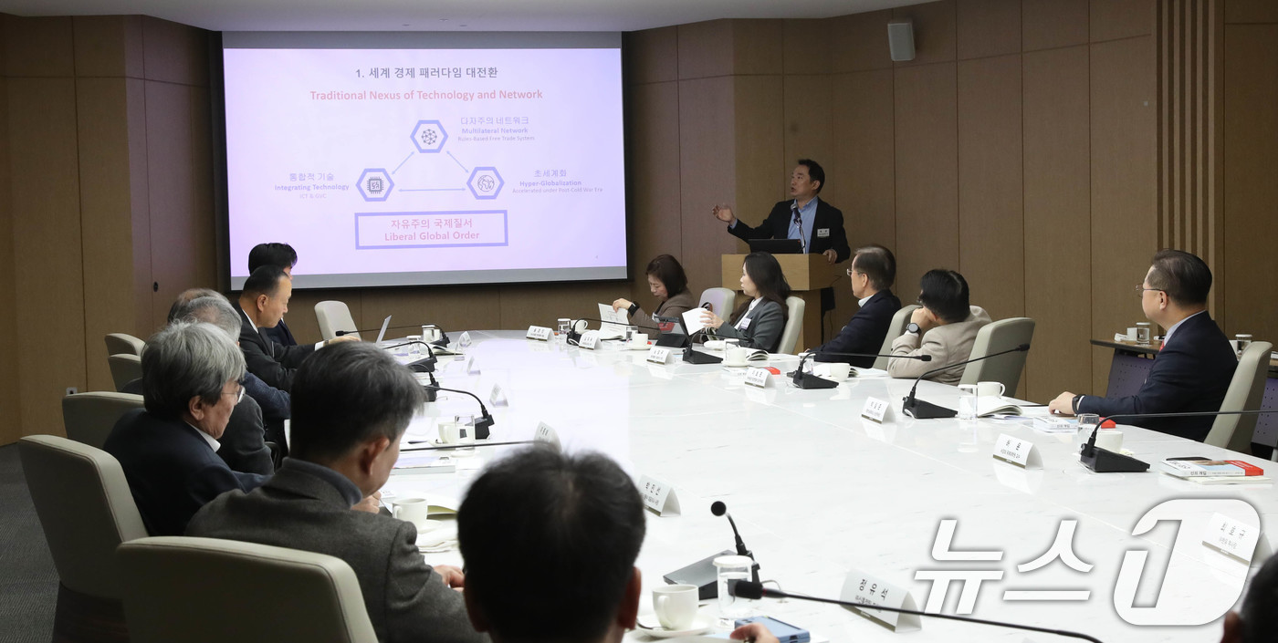 (서울=뉴스1) = 허윤 서강대 국제대학원 교수가 27일 서울 상의회관에서 열린 ‘제29차 대한상의 중견기업위원회’에서 ‘트럼프 2.0 시대, 글로벌 통상환경 변화’라는 주제로 발 …