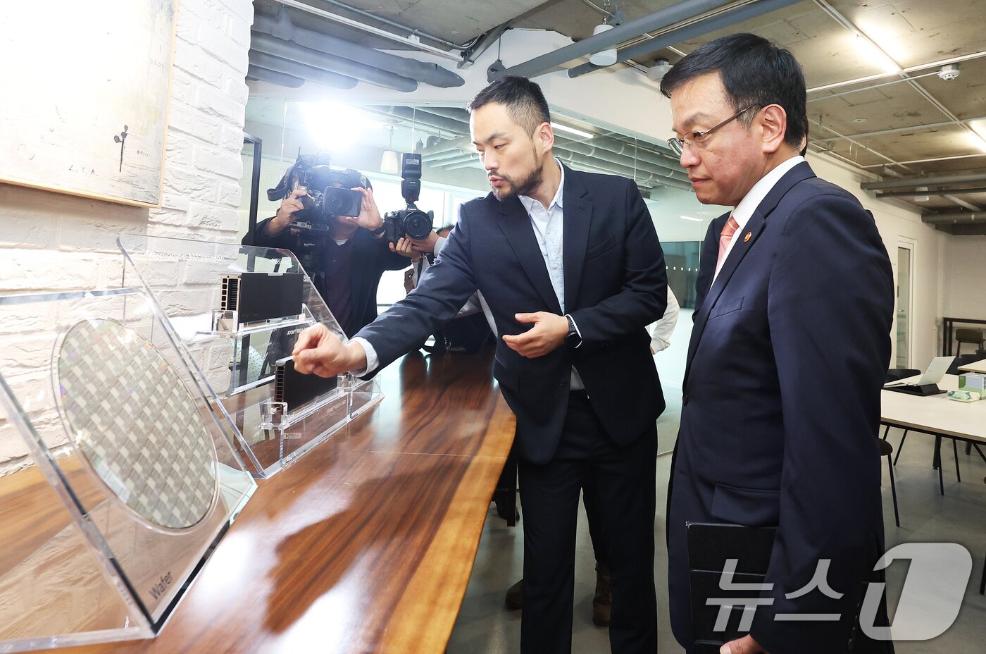 본문 이미지 - 최상목 부총리 겸 기획재정부 장관이 27일 오전 경기 성남시 분당구 AI 반도체 혁신기업 &#39;리벨리온&#39;에서 연구현장을 살펴보고 있다. &#40;공동취재&#41; 2024.11.27/뉴스1 ⓒ News1 김영운 기자