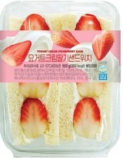 본문 이미지 -  &#39;요거트크림딸기샌드위치&#39;&#40;이마트24 제공&#41;.