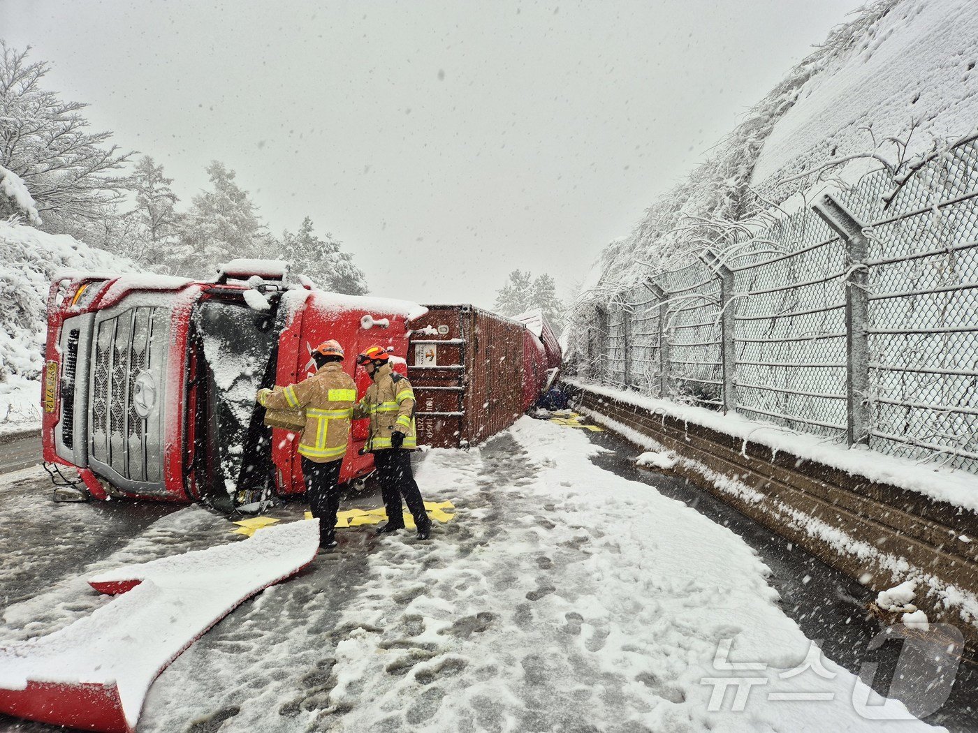 본문 이미지 - 첫눈이 내린 27일 오전 8시 3분께 전북 진안군 진안읍 익산포항고속도로 48.5㎞ 지점에서 25톤 트레일러 차량이 전도됐다.(전북자치도소방본부 제공) ⓒ News1 장수인 기자