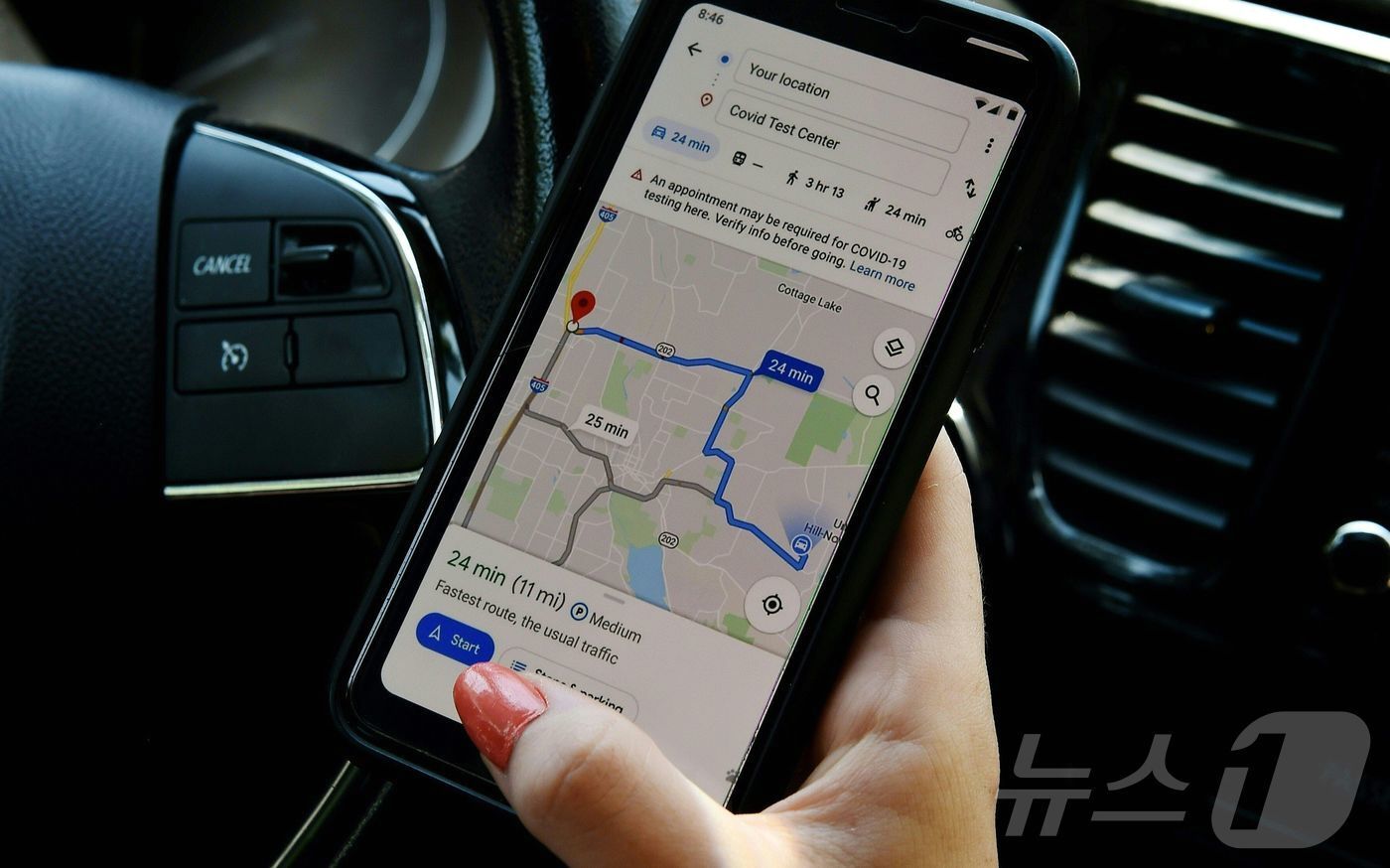 본문 이미지 - 2020년 6월 9일 미국 버지니아 알링턴에서 한 운전자가 구글 지도를 따라 코로나19 검사 센터로 이동하는 모습. 2020.06.09 ⓒ AFP=뉴스1 ⓒ News1 김지완 기자