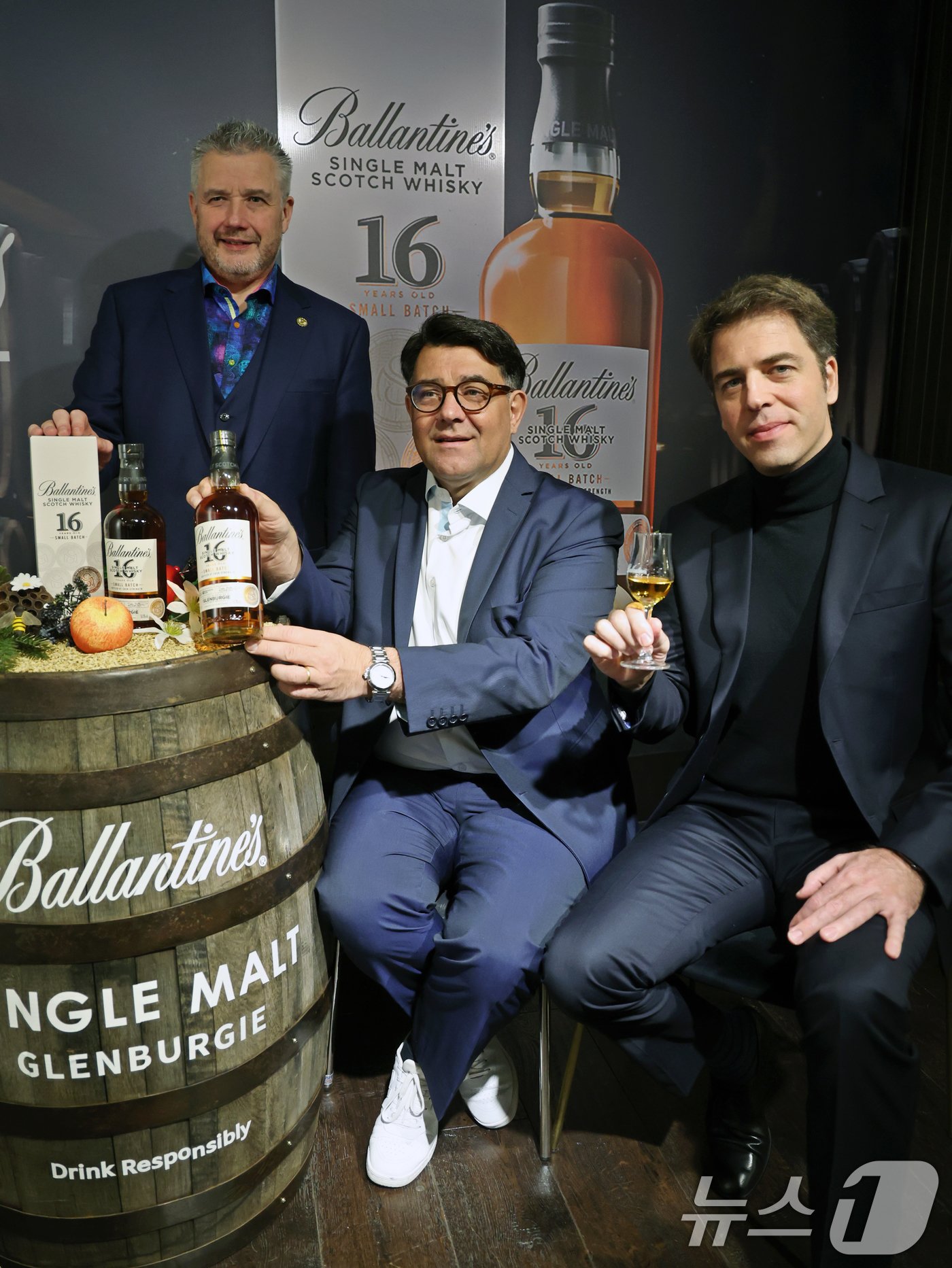 본문 이미지 - 샌디 히슬롭 발렌타인 마스터 블렌더(왼쪽부터), 프란츠 호튼 페르노리카코리아 대표, 미겔 파스칼 마케팅 전무가 27일 서울 강남구 까사알렉시스 도산점에서 '발렌타인 싱글몰트 글렌버기 스몰배치 16년'을 소개하고 있다. 2024.11.27/뉴스1 ⓒ News1 황기선 기자