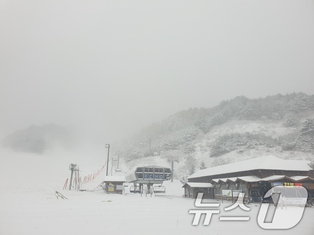 27일 전북 무주 부영그룹 무주덕유산리조트에 지난 밤사이 내린 눈이 쌓여 있다. 기상청에 따르면 전날 밤부터 이날 오전 8시까지 무주 덕유산의 적설량은 8.5㎝다. &#40;부영그룹 제공&#41; 2024.11.27/뉴스1