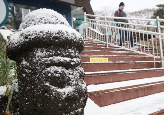 [오늘의 날씨]제주(27일, 토)…늦은 새벽까지 비 또는 눈