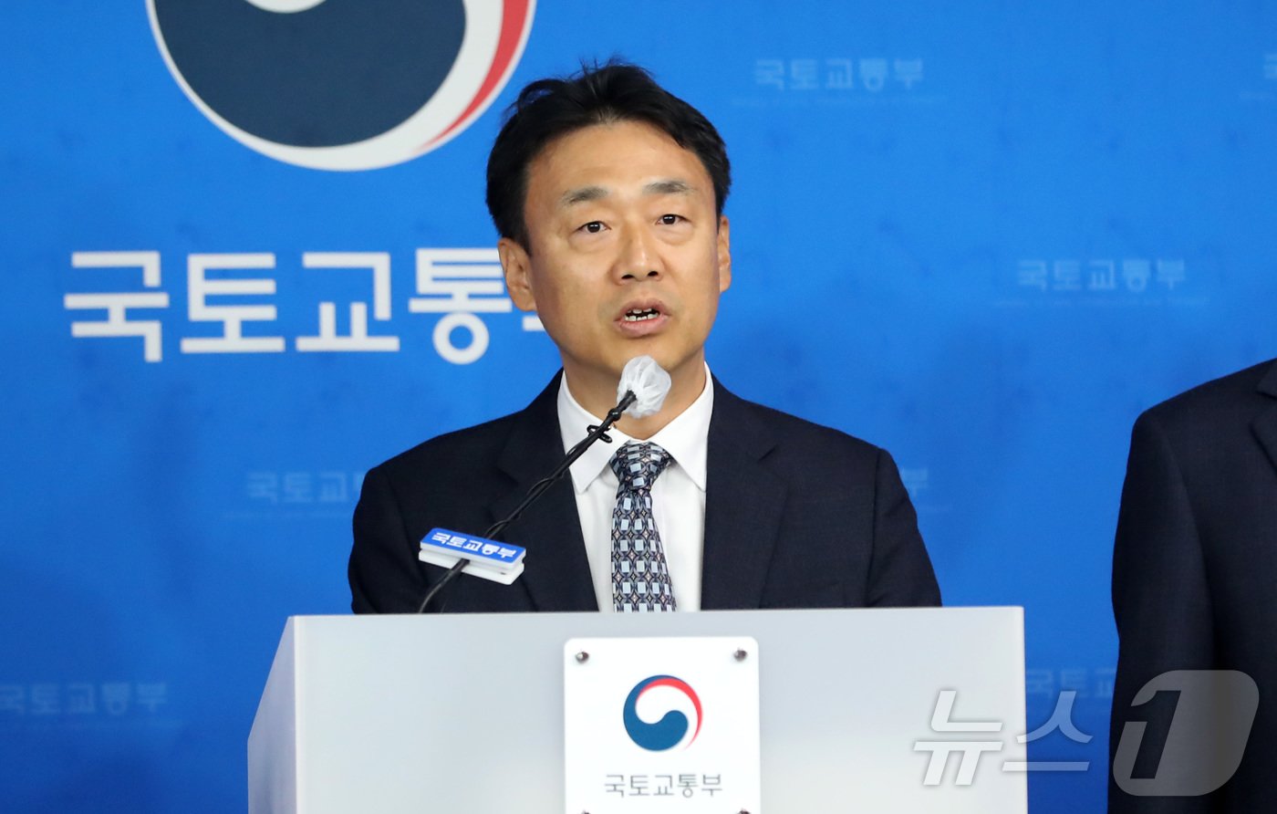 본문 이미지 - 이상주 국토교통부 국토도시실장이 27일 세종시 정부세종청사 국토교통부 브리핑실에서 1기 신도시&#40;분당·일산·평촌·중동·산본&#41; 선도지구 지정 내용을 발표하고 있다. 2024.11.27/뉴스1 ⓒ News1 김기남 기자