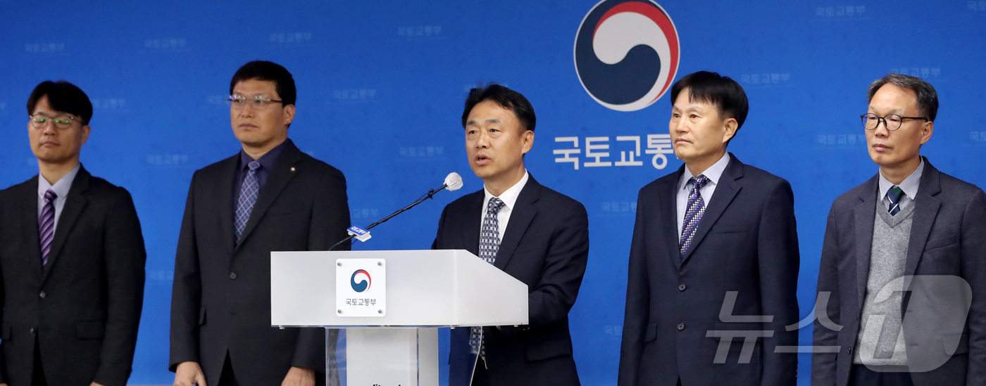 (세종=뉴스1) 김기남 기자 = 이상주 국토교통부 국토도시실장이 27일 세종시 정부세종청사 국토교통부 브리핑실에서 1기 신도시(분당·일산·평촌·중동·산본) 선도지구 지정 내용을 발 …