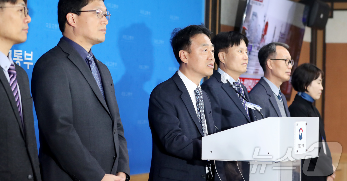 (세종=뉴스1) 김기남 기자 = 이상주 국토교통부 국토도시실장이 27일 세종시 정부세종청사 국토교통부 브리핑실에서 1기 신도시(분당·일산·평촌·중동·산본) 선도지구 지정 내용을 발 …