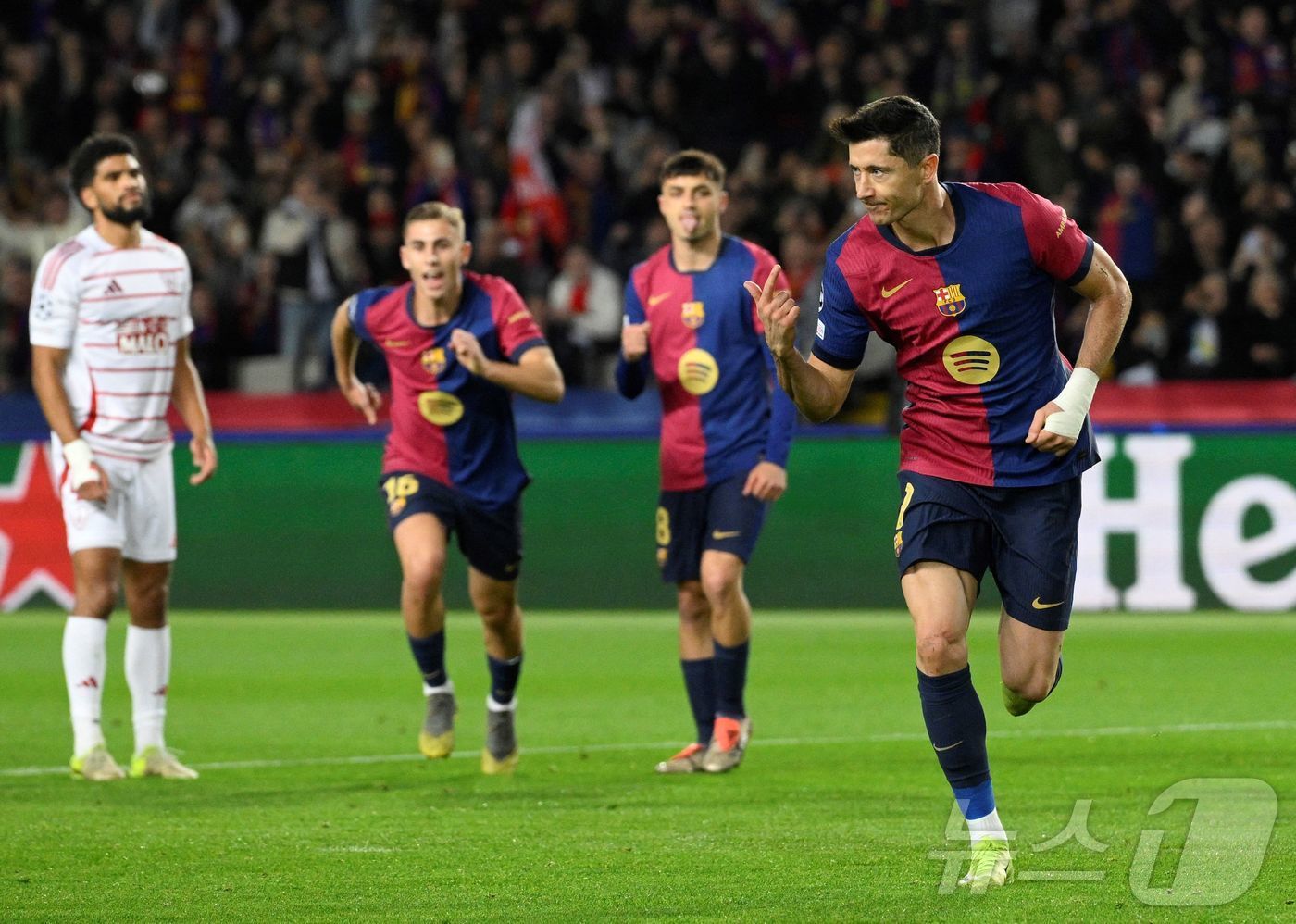 본문 이미지 - FC바르셀로나 공격수 로베르트 레반도프스키가 27일(한국시간) 열린 2024-25 UEFA 챔피언스리그 브레스트전에서 전반 10분 페널티킥으로 통산 100번째 골을 넣은 뒤 기뻐하고 있다. ⓒ AFP=뉴스1 ⓒ AFP=뉴스1