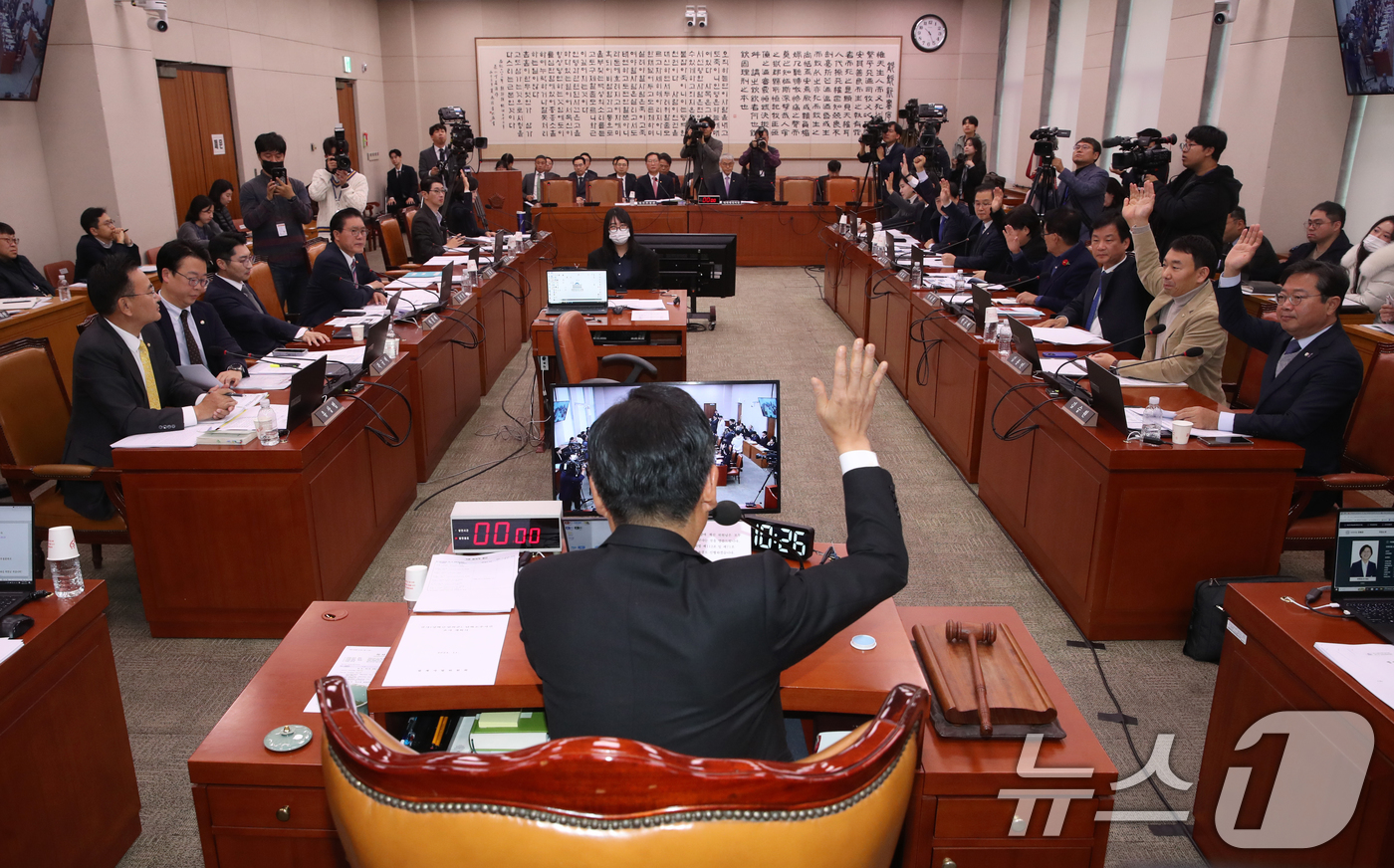 (서울=뉴스1) 이광호 기자 = 정청래 국회 법사위원장이 27일 오전 서울 여의도 국회에서 열린 법제사법위원회 전체회의에서 강백신 수원지검 성남지청 차장검사, 엄희준 인천지검 부천 …