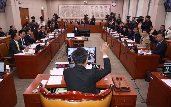 '고교 무상교육' 개정안 법사위 통과…윤, 거부권 행사할까