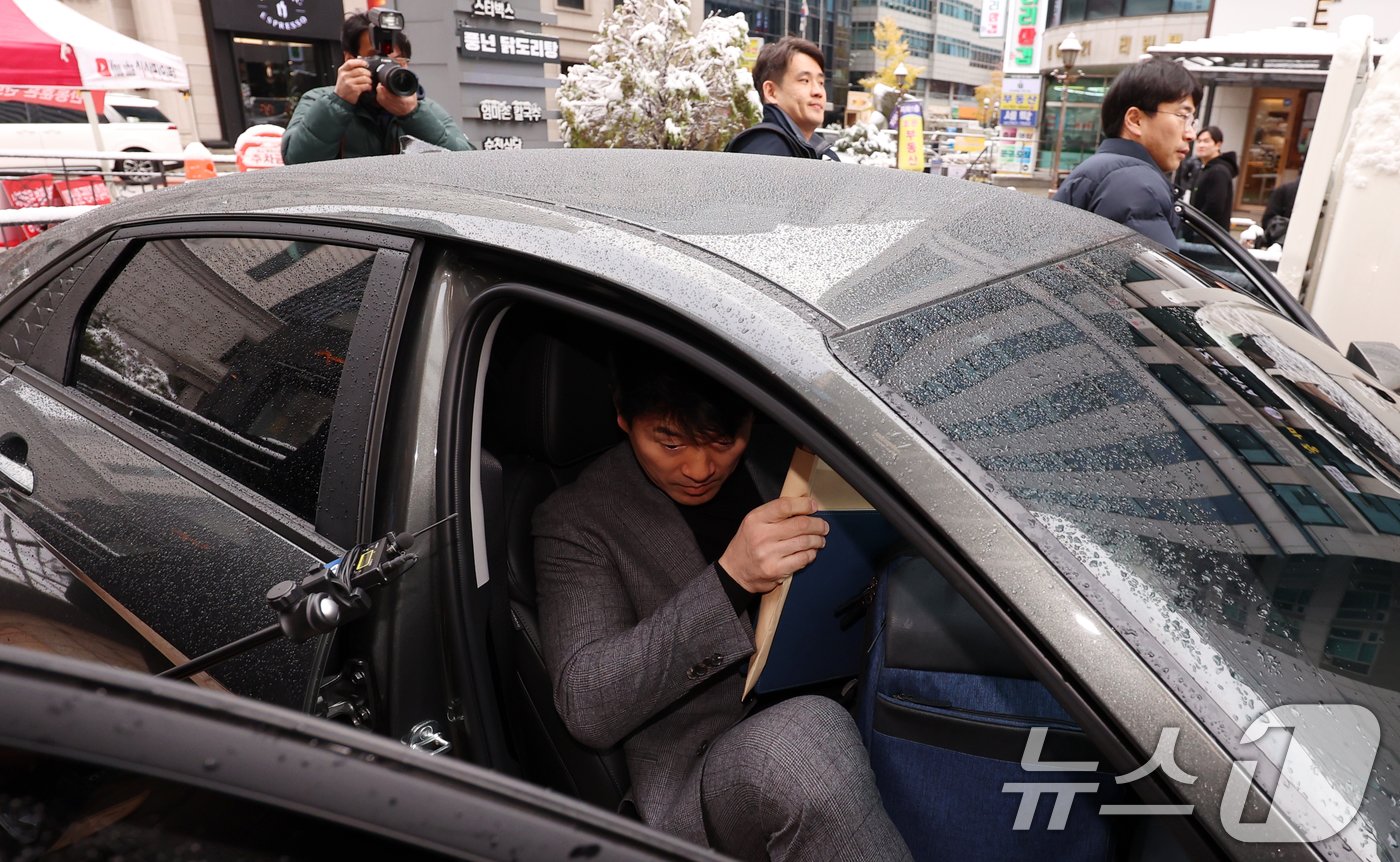 27일 오전 서울 여의도 국민의힘 중앙 당사에서 명태균씨의 공천개입 의혹과 관련해 압수수색에 나선 창원지검 관계자들이 당사를 나와 이동하고 있다. 2024.11.27/뉴스1 ⓒ News1 김명섭 기자