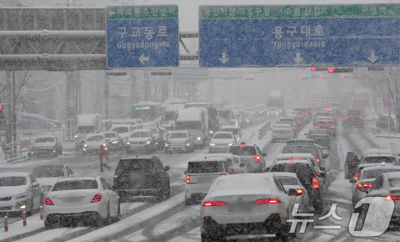 본문 이미지 - 전국 곳곳에 최대 20㎝ 이상의 많은 눈이 내린 27일 경기 용인시 기흥구 용구대로가 폭설로 인해 정체를 빚고 있다. 2024.11.27/뉴스1 ⓒ News1 김영운 기자