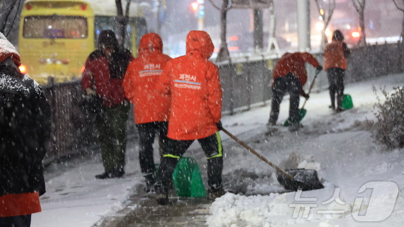 과천시 공무원이 제설작업 중이다.&#40;과천시 제공&#41;