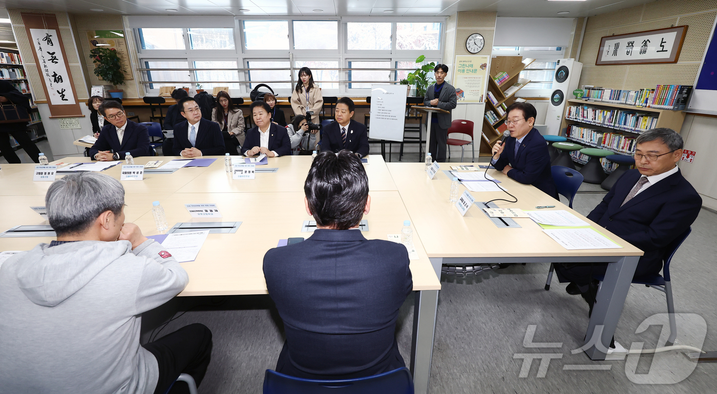 (서울=뉴스1) 김민지 기자 = 이재명 더불어민주당 대표가 27일 서울 성동구 금호고등학교에서 열린 고교 무상교육을 위한 현장 간담회에서 인사말을 하고 있다. 오른쪽은 정근식 서울 …