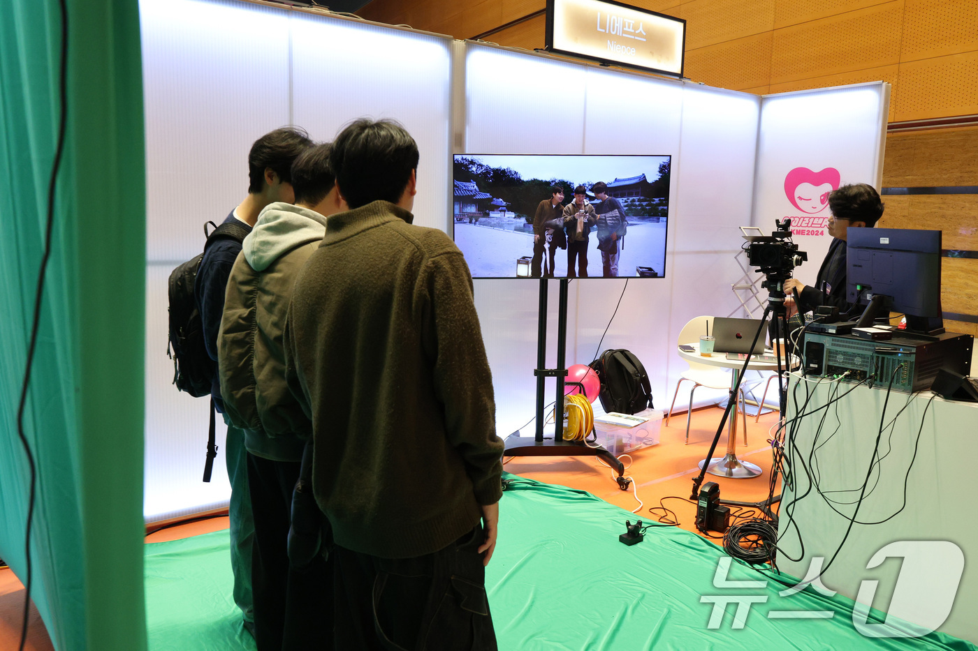 (서울=뉴스1) 신웅수 기자 = 27일 서울 강남구 코엑스에서 열린 코리아 메타 엑스포를 찾은 관람객들이 메타버스 기술을 체험하고 있다. 2024.11.27/뉴스1