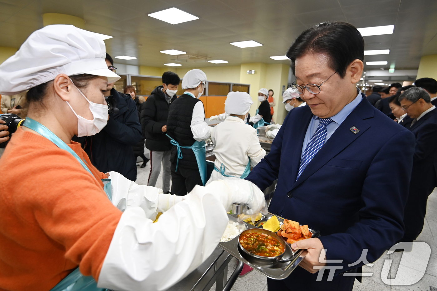 (서울=뉴스1) 김민지 기자 = 이재명 더불어민주당 대표가 27일 서울 성동구 금호고등학교에서 열린 고교 무상교육을 위한 현장 간담회를 마치고 배식을 받고 있다. (공동취재) 20 …