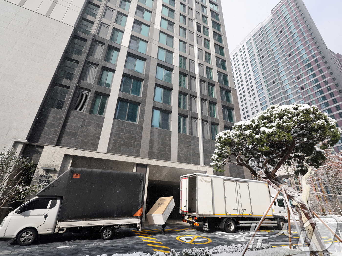 (서울=뉴스1) 황기선 기자 = 27일 둔촌주공 아파트를 재건축한 올림픽파크포레온 아파트 입주가 시작됐다.이날부터 내년 3월 말까지 순차적으로 입주가 진행된며 총 1만2032세대가 …