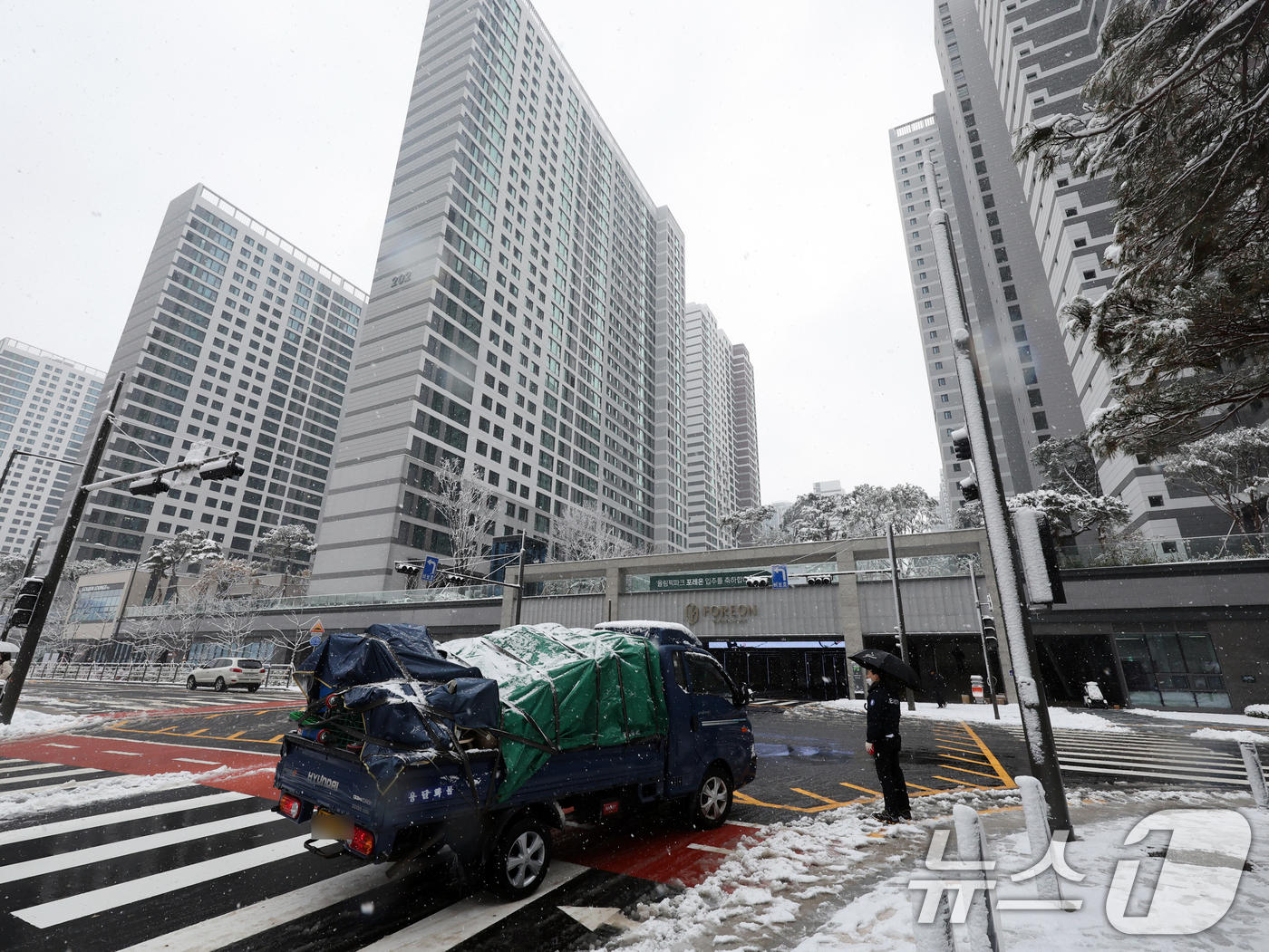 (서울=뉴스1) 황기선 기자 = 27일 둔촌주공 아파트를 재건축한 올림픽파크포레온 아파트 입주가 시작됐다.이날부터 내년 3월 말까지 순차적으로 입주가 진행된며 총 1만2032세대가 …