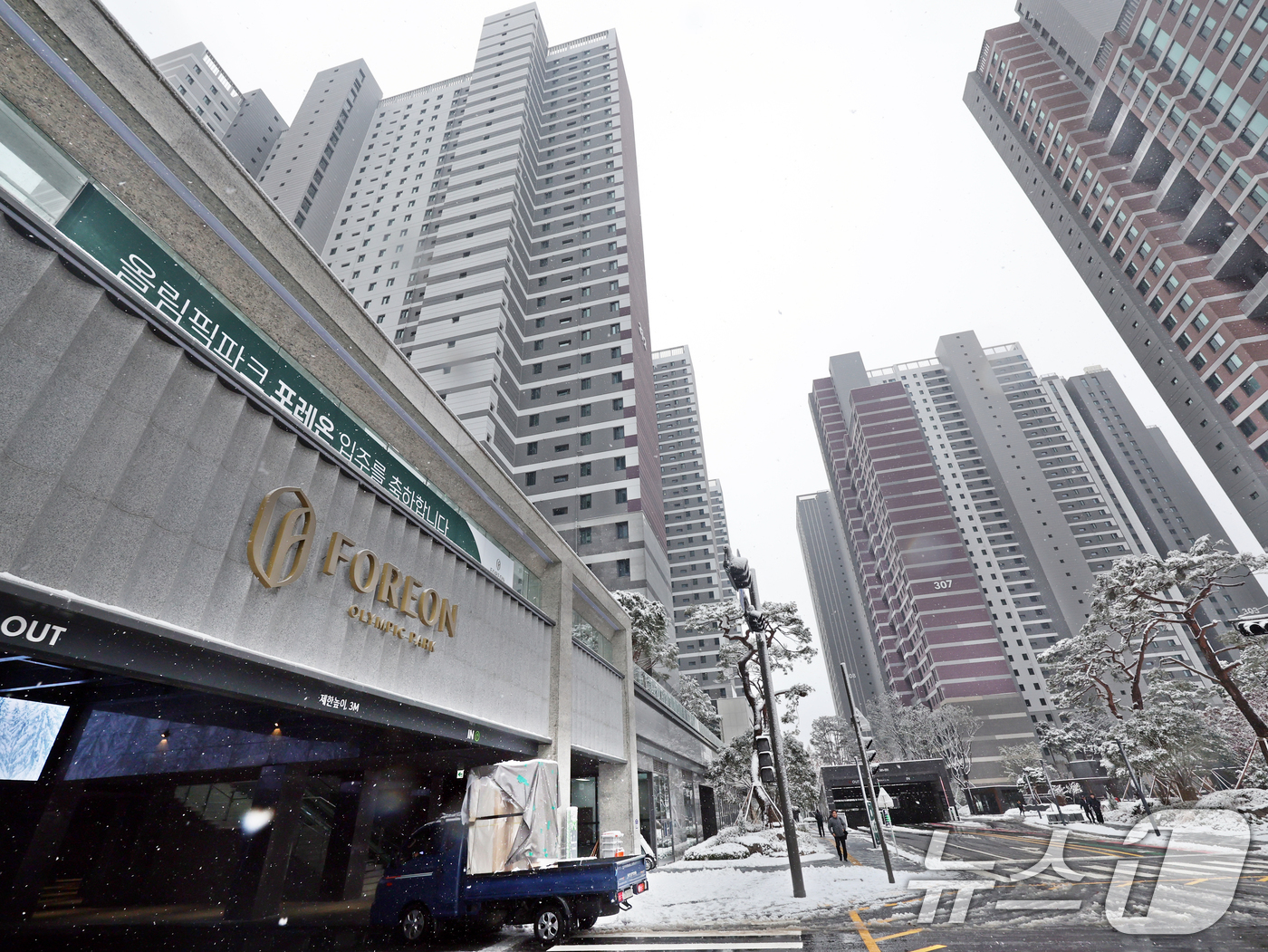 (서울=뉴스1) 황기선 기자 = 27일 둔촌주공 아파트를 재건축한 올림픽파크포레온 아파트 입주가 시작됐다.이날부터 내년 3월 말까지 순차적으로 입주가 진행된며 총 1만2032세대가 …