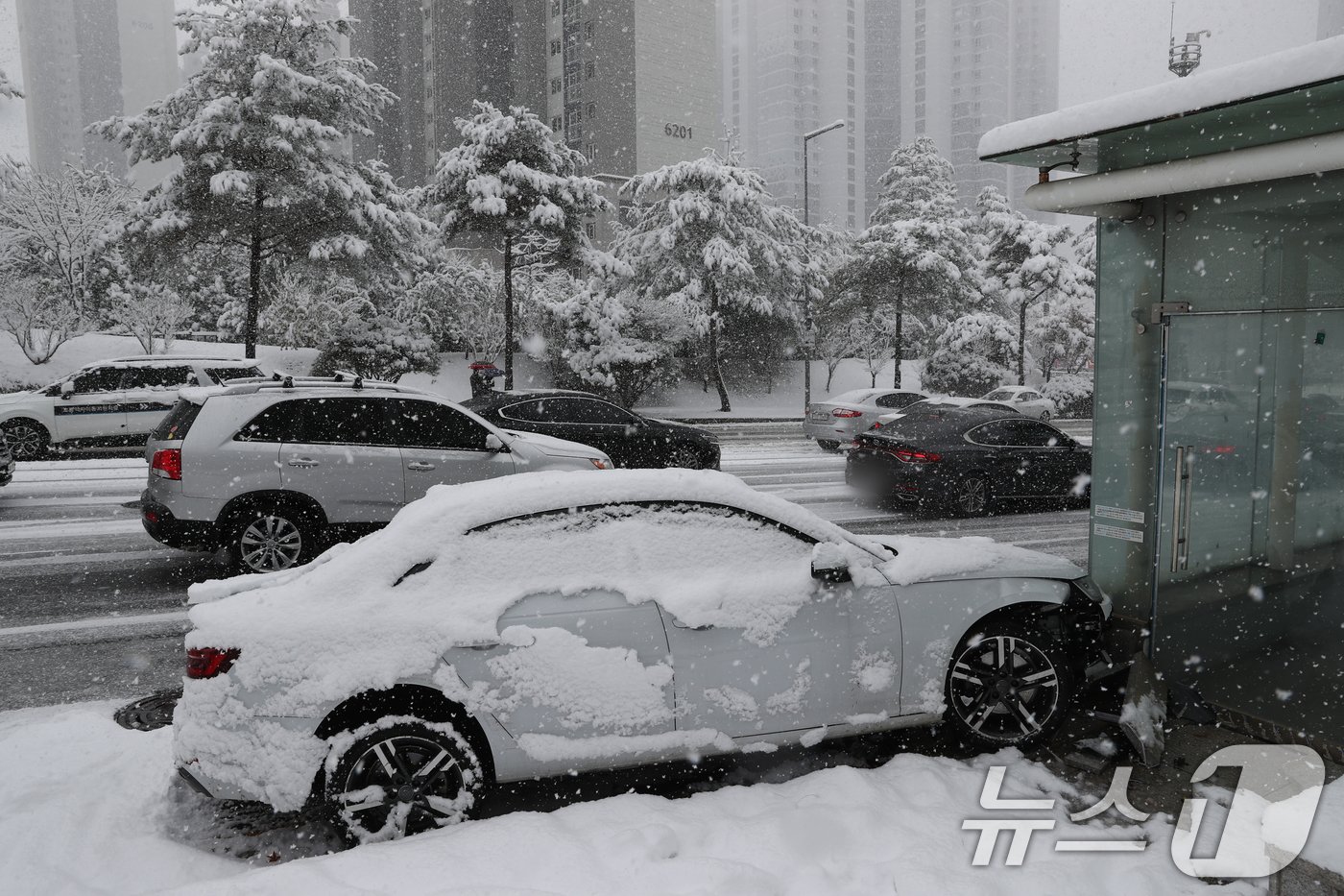 전국 곳곳에 최대 20㎝ 이상의 많은 눈이 내린 27일 경기 수원시 영통구 일대에서 빙판길 교통사고가 발생해 차량이 인도 위로 올라가 있다. 2024.11.27/뉴스1 ⓒ News1 김영운 기자