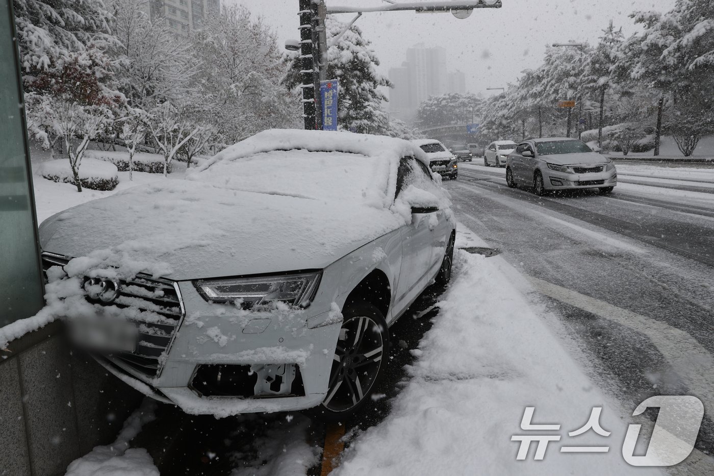 본문 이미지 - 전국 곳곳에 최대 20㎝ 이상의 많은 눈이 내린 27일 경기 수원시 영통구 일대에서 빙판길 교통사고가 발생해 차량이 인도 위로 올라가 있다. 2024.11.27/뉴스1 ⓒ News1 김영운 기자