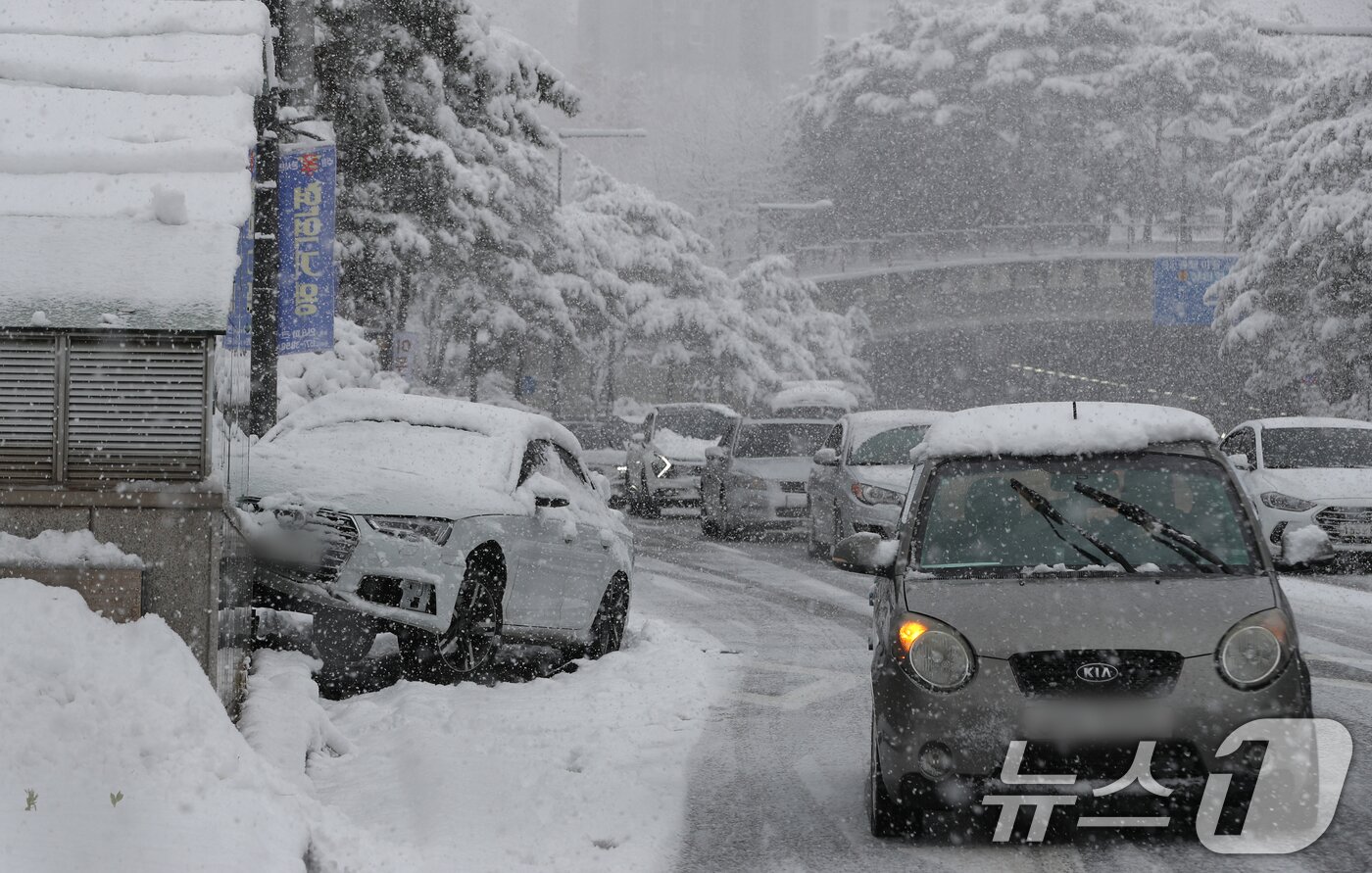본문 이미지 - 전국 곳곳에 최대 20㎝ 이상의 많은 눈이 내린 27일 경기 수원시 영통구 일대에서 빙판길 교통사고가 발생해 차량이 인도 위로 올라가 있다. 2024.11.27/뉴스1 ⓒ News1 김영운 기자