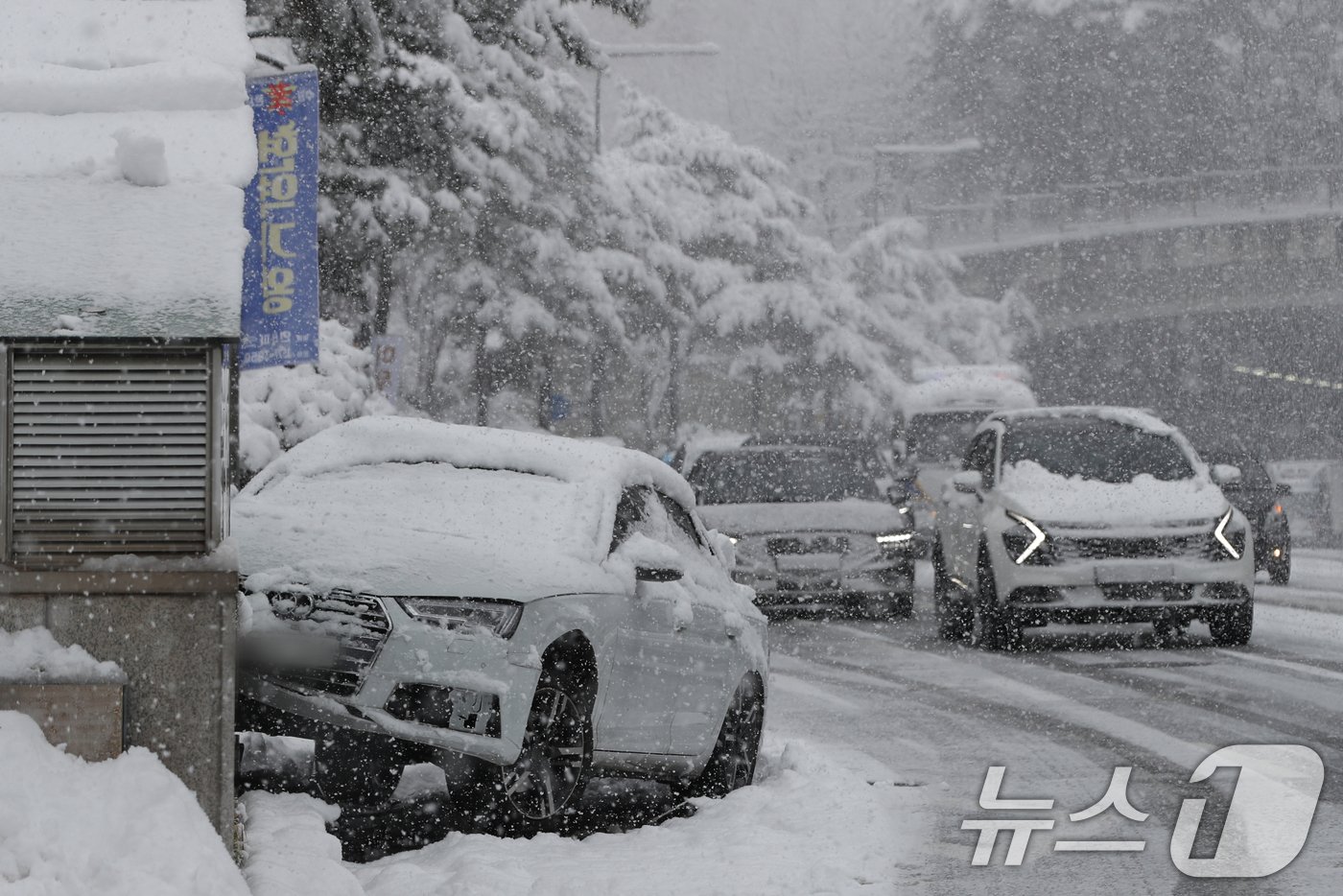 전국 곳곳에 최대 20㎝ 이상의 많은 눈이 내린 27일 경기 수원시 영통구 일대에서 빙판길 교통사고가 발생해 차량이 인도 위로 올라가 있다. 2024.11.27/뉴스1 ⓒ News1 김영운 기자