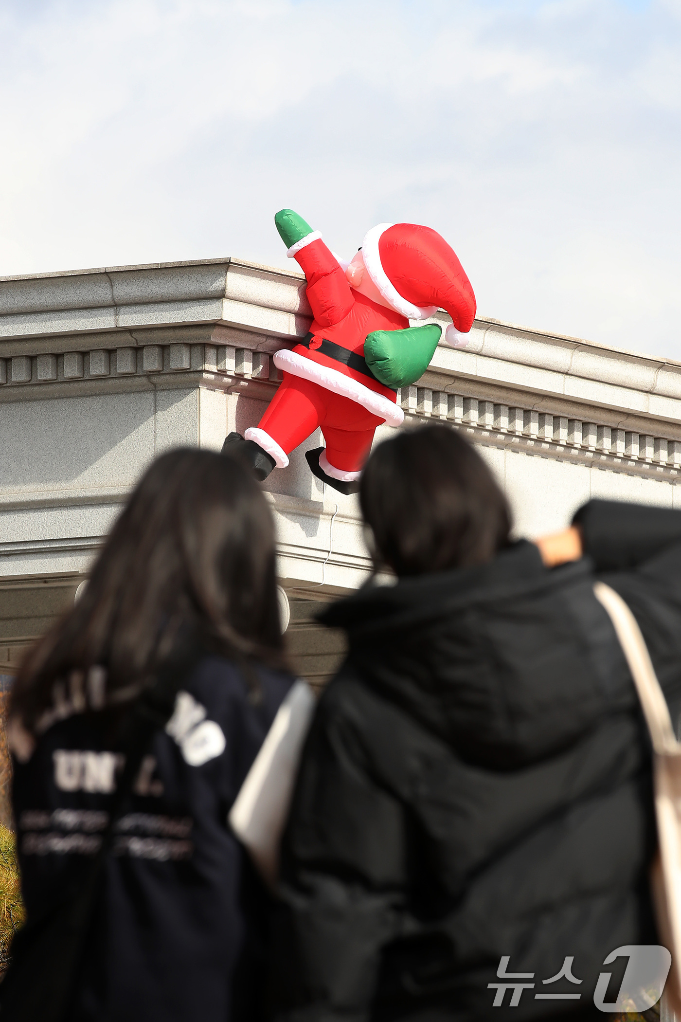 (대구=뉴스1) 공정식 기자 = 27일 오후 대구 달서구 계명대 성서캠퍼스 정문에 산타 인형이 설치돼 눈길을 끌고 있다. 2024.11.27/뉴스1