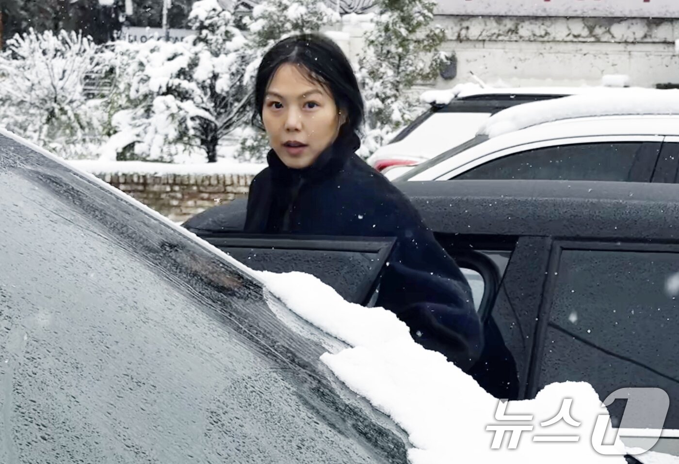 본문 이미지 - 배우 김민희가 경기도 남양주 인근에서 포착됐다. 2024.11.27 ⓒ 뉴스1 권현진 기자,박혜성 기자