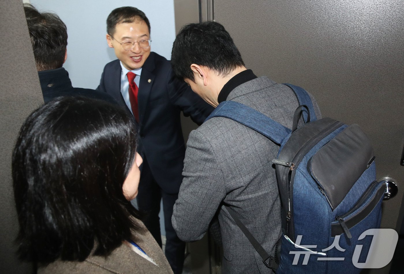 27일 오후 서울 여의도 국회 의원회관애서 명태균 씨의 공천개입 의혹과 관련해 압수수색에 나선 창원지검 관계자들이 국민의힘 기획조정국으로 들어가고 있다. 2024.11.27/뉴스1 ⓒ News1 이광호 기자