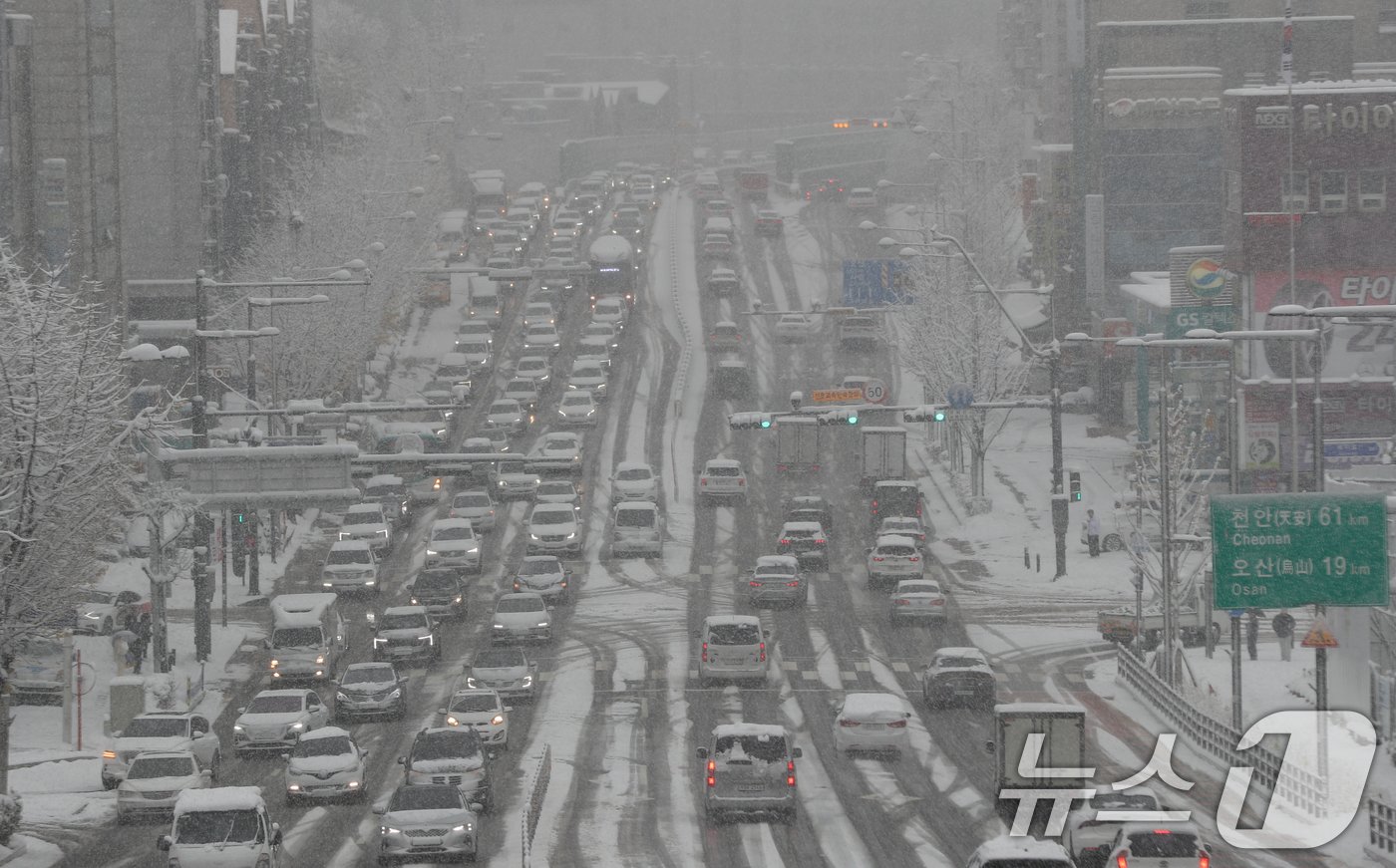 본문 이미지 - 전국 곳곳에 최대 20㎝ 이상의 많은 눈이 내린 27일 경기 수원시 팔달구 경수대로 일대에서 차량이 서행하고 있다. 2024.11.27/뉴스1 ⓒ News1 김영운 기자