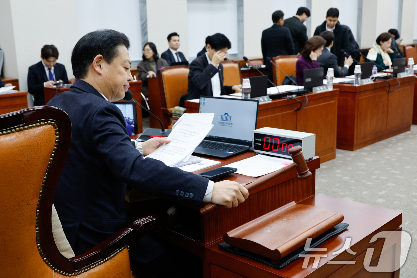 (서울=뉴스1) 안은나 기자 = 김영호 국회 교육위원회 위원장이 27일 오후 서울 여의도 국회에서 열린 418회국회(정기회) 제12차 교육위원회 전체회의에서 의사봉을 두드리고 있다 …